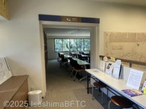 講義室の入口のようす。