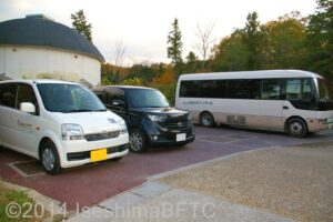 車いすの方用の、コテージ近くの専用駐車場