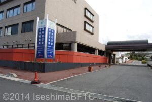 駐車場から建物までのスロープ
