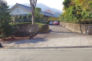 道路からの美術館入口　建物に向かって左から右へ上る急な上り坂