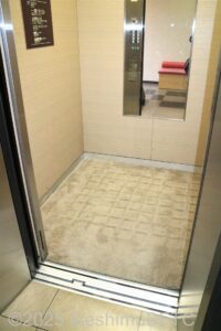 一般エレベーター内部
