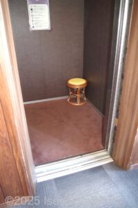 入口から建物までのアクセス上にあるエレベーター　内部