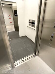 10階～5階エレベーター　扉が開いたところ