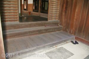 小玄関入口の段差。こちらも板張りになっていて、大玄関よりは段差は低いが、それでも最大25センチと、決して低くはない。