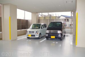 屋根付きの駐車スペース