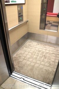 車いす対応エレベーター内部