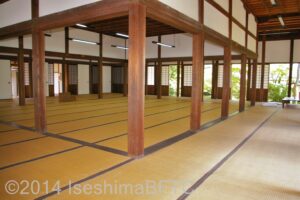 講堂内部　72畳の大広間のようす。広々としてい、中央に４本の柱が見える。