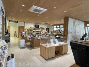1階フロアのようす。展示物や物販商品棚が並んでいるが、車いすで通るのに十分な通路幅が確保されていいる。