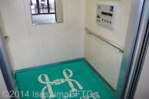 エレベーター内部