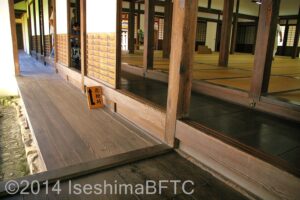 館内通路にある段差。縁側から廊下に30センチほどの段差があり、廊下から広間へも15センチほどの段差がある。