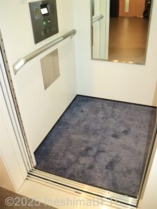 会議室専用エレベーター内部