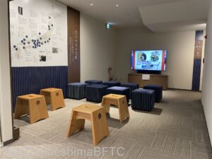1階の展示フロア奥にあるシアターのようす。手前にはイスがいくつか置かれている。