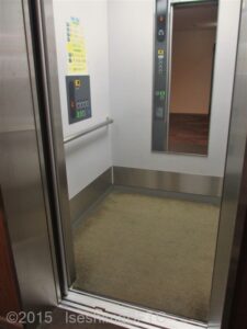 エレベーターカゴ内部
