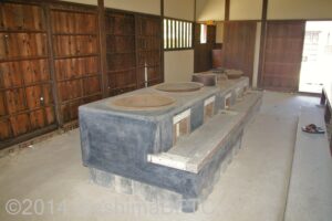 再現された昔のかまど。広い土間にかまどが4つほど並んでいる。かなり立派なかまどだ。