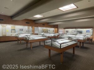 2階の所蔵品展示室のようす。たくさんの資料が展示されている。