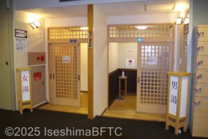 2階大浴場入口　2つの浴場入口が並んでいる