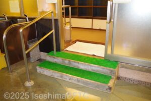 左側大浴場（大）浴室入口を浴室側から見たところ