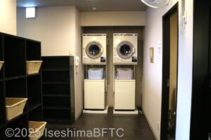 男性用大浴場　脱衣所内のコインランドリー