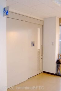 二見総合支所2階車いす対応トイレ入口外観