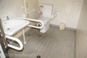 二見浦表参道バス停前車いす対応トイレ　内部