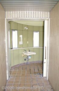 JR二見浦駅前車いす対応トイレ入口