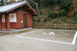 音無山駐車場トイレ棟と、車いす使用者用駐車場