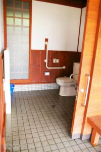 音無山駐車場車いす対応トイレ入口