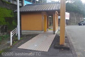 伊勢夫婦岩めおと横丁前公衆トイレ入口スロープ
