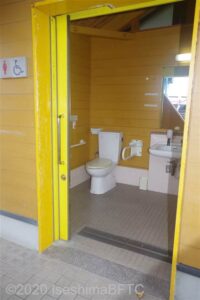 伊勢夫婦岩めおと横丁前公衆トイレ　車いす対応トイレ入口