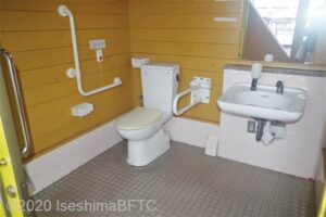 伊勢夫婦岩めおと横丁前公衆トイレ　車いす対応トイレ内部