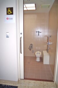 車いす対応トイレ入口