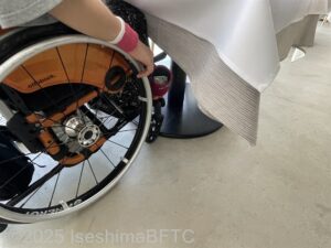 車いすでテーブルについたようす