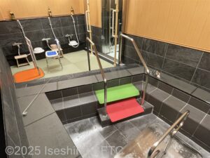 貸切風呂1　浴槽を内側から見たところ