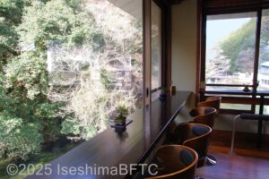 カウンター席のようす。大きな窓の外には川赤目の川が見える。