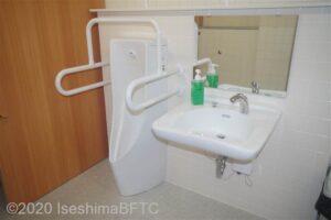 伊勢シーパラダイス車いす対応トイレ　洗面と小便器
