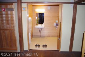 賓日館車いす対応トイレ内部