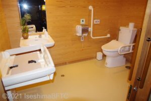 入口から見て右奥に、よこ置きに便器がある。入口からみて正面に洗面台