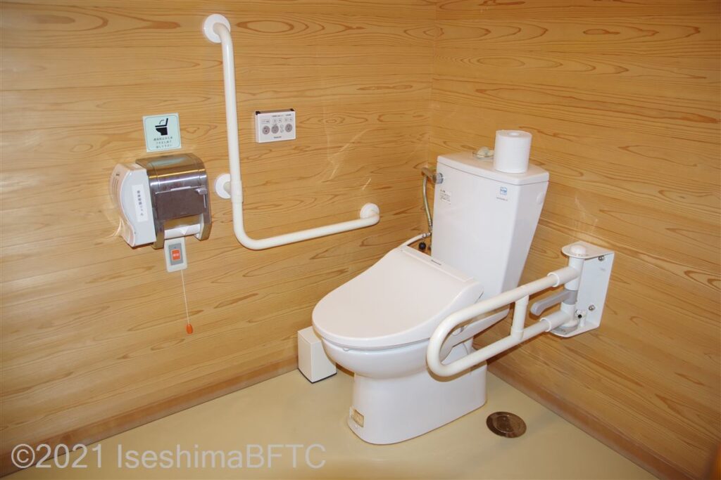 便器に向かって、右側にＵ型可動手すり、左側にＬ型手すり