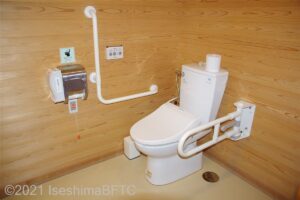 便器に向かって、右側にＵ型可動手すり、左側にＬ型手すり