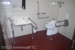 伊勢忍者キングダム　入場ゲート外トイレ棟　車いす対応トイレ