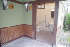 伊勢忍者キングダム　「京乃屋」向かいトイレ棟入口外観