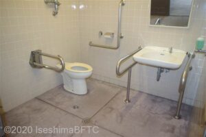 伊勢忍者キングダム　「京乃屋」向かいトイレ棟内部