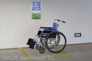 おもいやり駐車場兼障がい者用駐車場にある貸出車いす。自由に使えるように駐車場に1台置いてある。