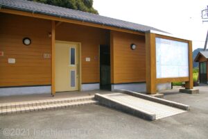 民話の駅蘇民　外部トイレ棟入口