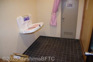 多目的室の室内は車いすで入れる広さがあり、おむつ交換台が設置されている。