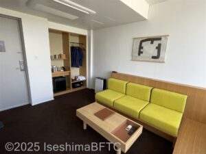 809号室　窓側から室内を見たところ