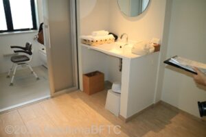 809号室　洗面と、浴室入口