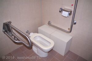 車いす対応トイレ便器　向かって右にＬ型手すり、左にＵ型手すり