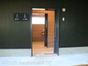 オートキャンプ場　トイレ棟入口