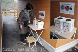 女性が2つの箱に入ったヒツジとアルパカの毛を触っているようす。